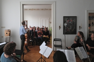 Die Freunde der NDR Radiophilharmonie stellen den Abend zur Neuen Musik vor.